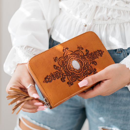 MYSZIPROUWALDISTAN   Mystique Zip Round Wallet - Distressed Tan