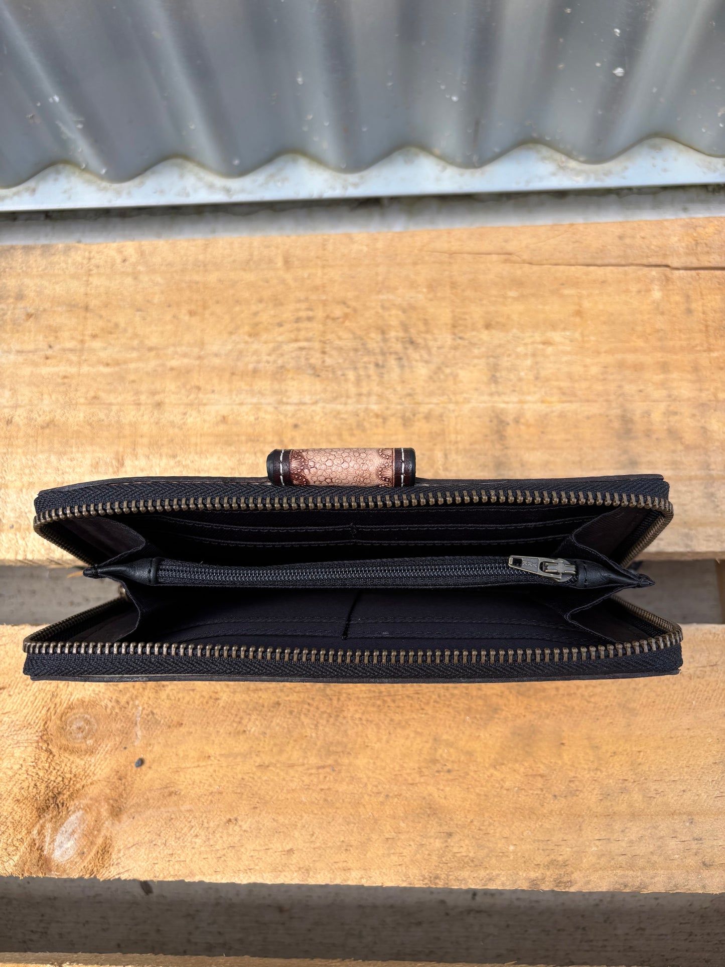 AE4023 Lucy Hide Purse With Painted Leather Tool