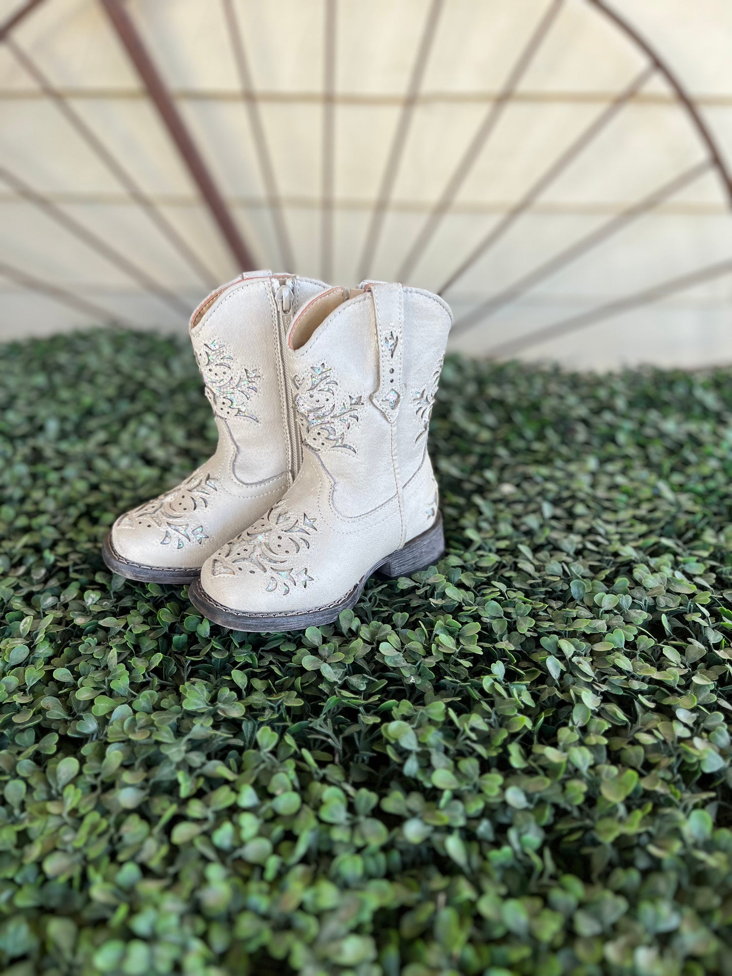 09-018-1903-3123 Roper KDS Lola White/Glitter Underlay
