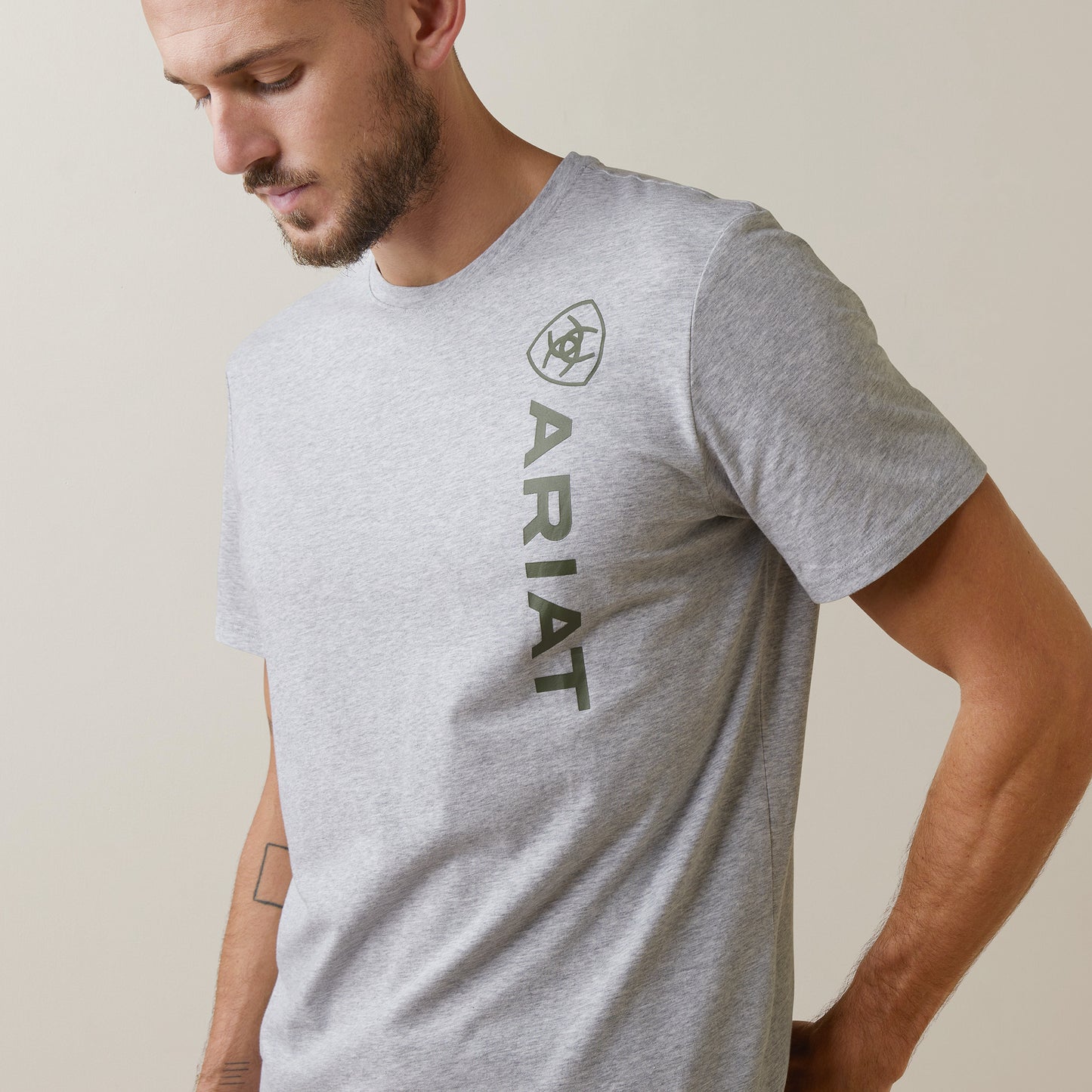 10043371 Ariat Mns Vertical Logo SS T-Shirt Heather Grey