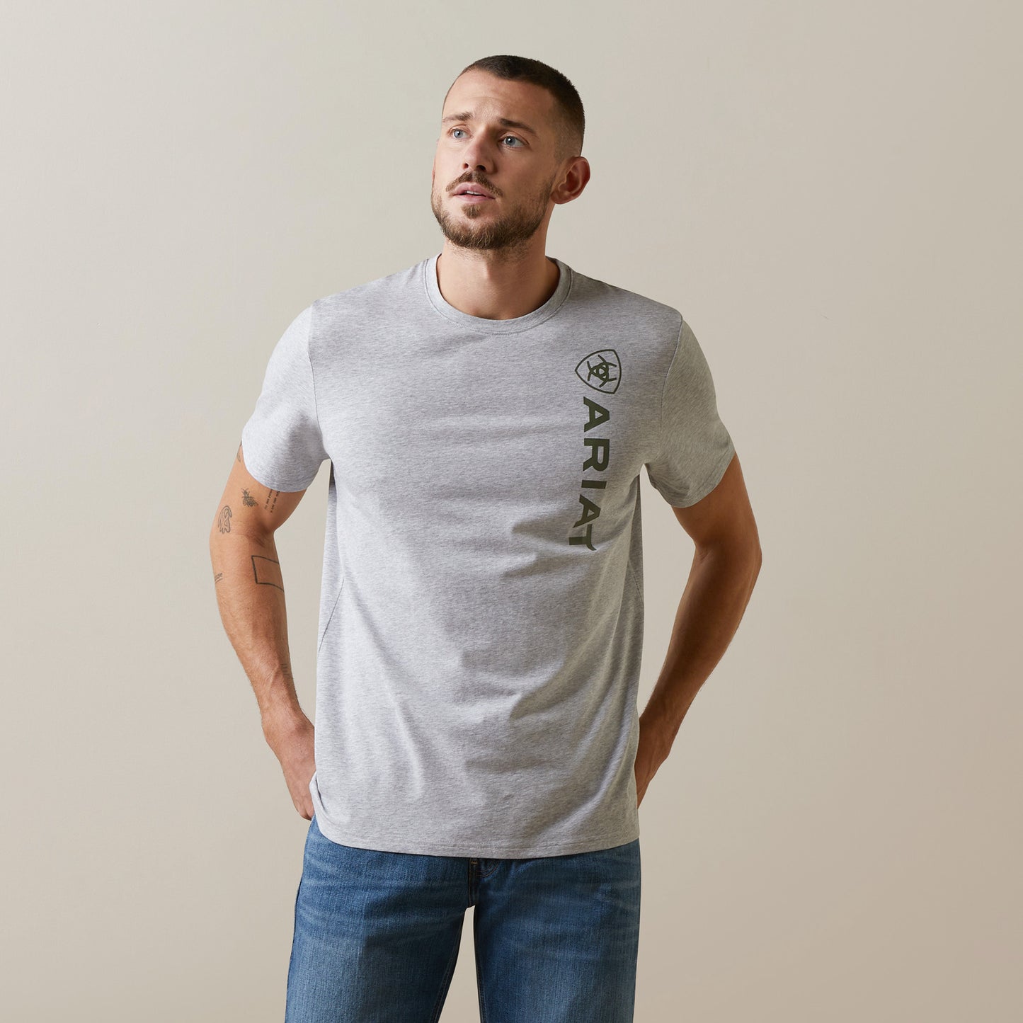 10043371 Ariat Mns Vertical Logo SS T-Shirt Heather Grey