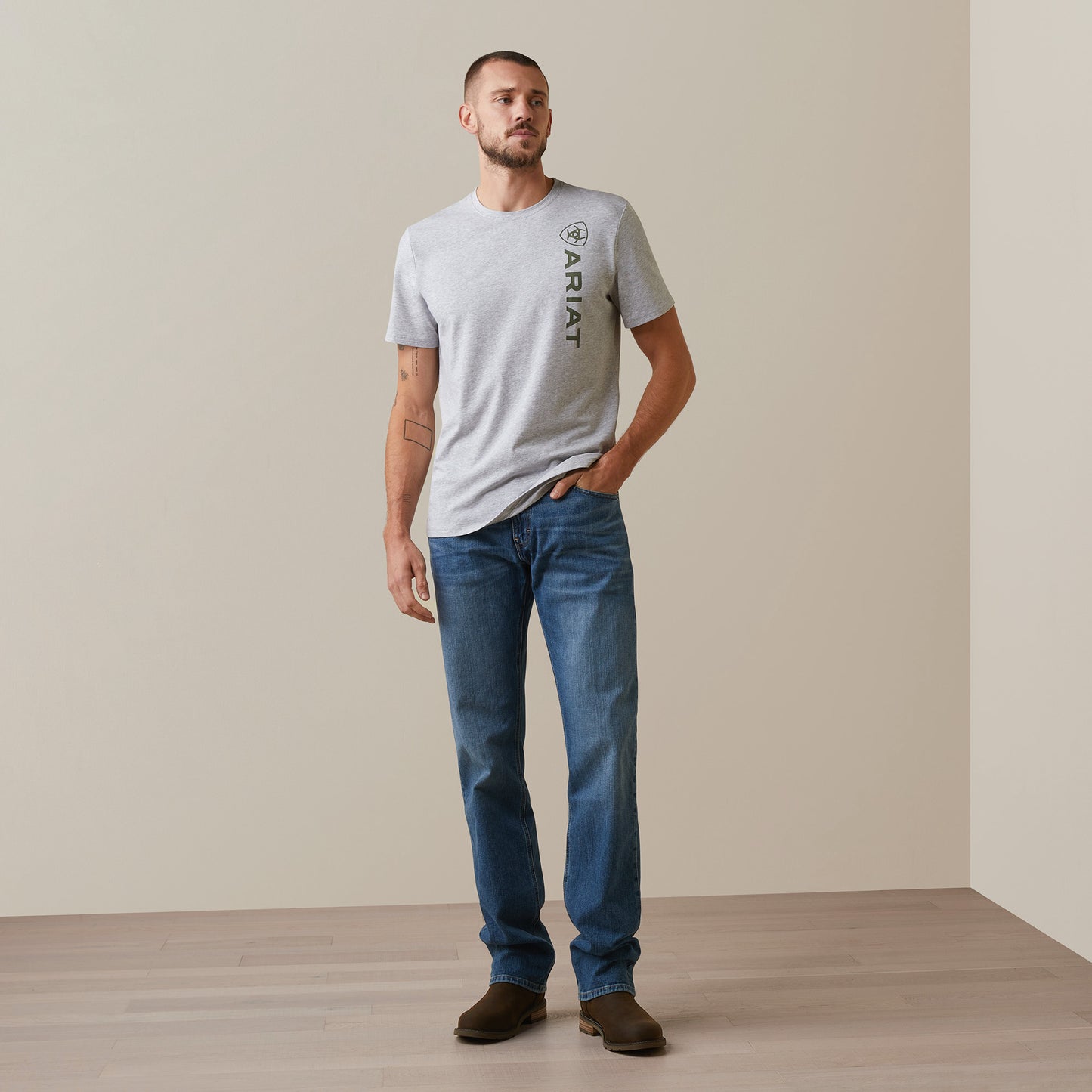10043371 Ariat Mns Vertical Logo SS T-Shirt Heather Grey