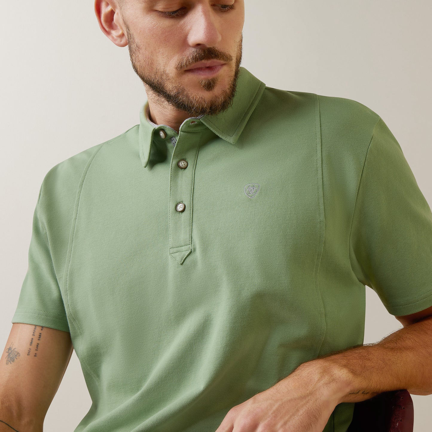 10043371 Ariat Mns Medal Polo Basil
