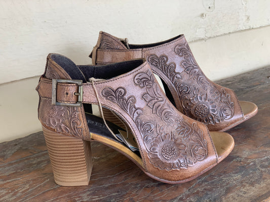 09-021-0946-1275 Roper Women's Mika Tooled Leather Closed Back Tan/White