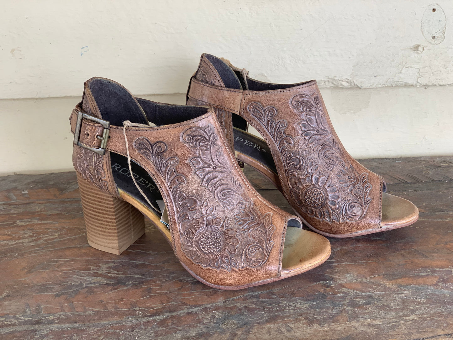 09-021-0946-1275 Roper Women's Mika Tooled Leather Closed Back Tan/White