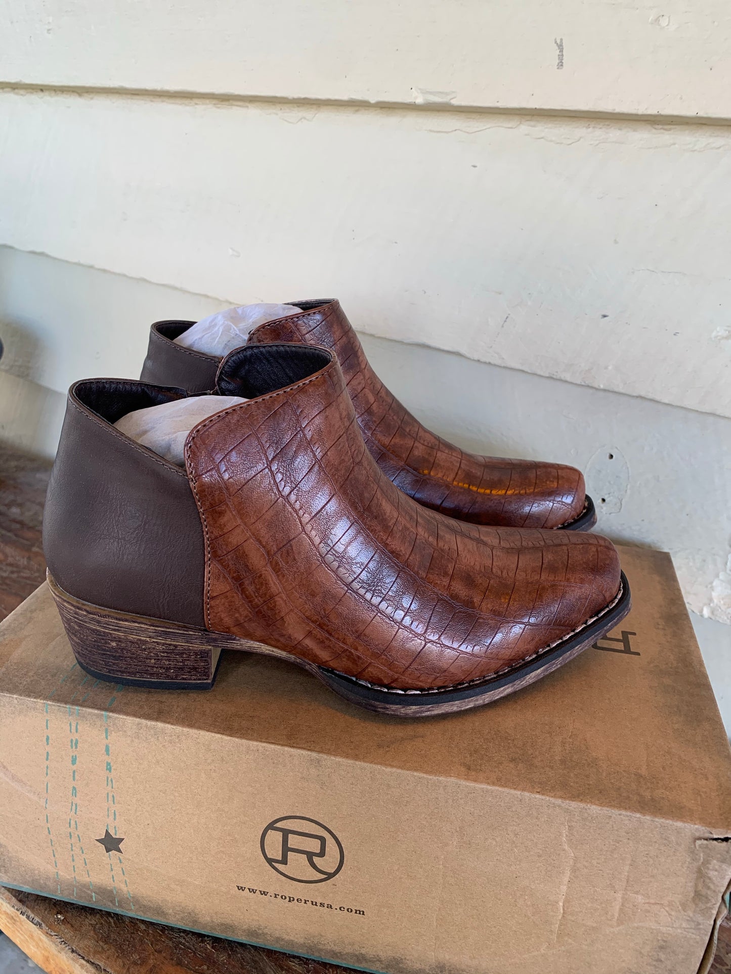 09-021-1567-1281 Roper Women's Sofia Caiman- Tan