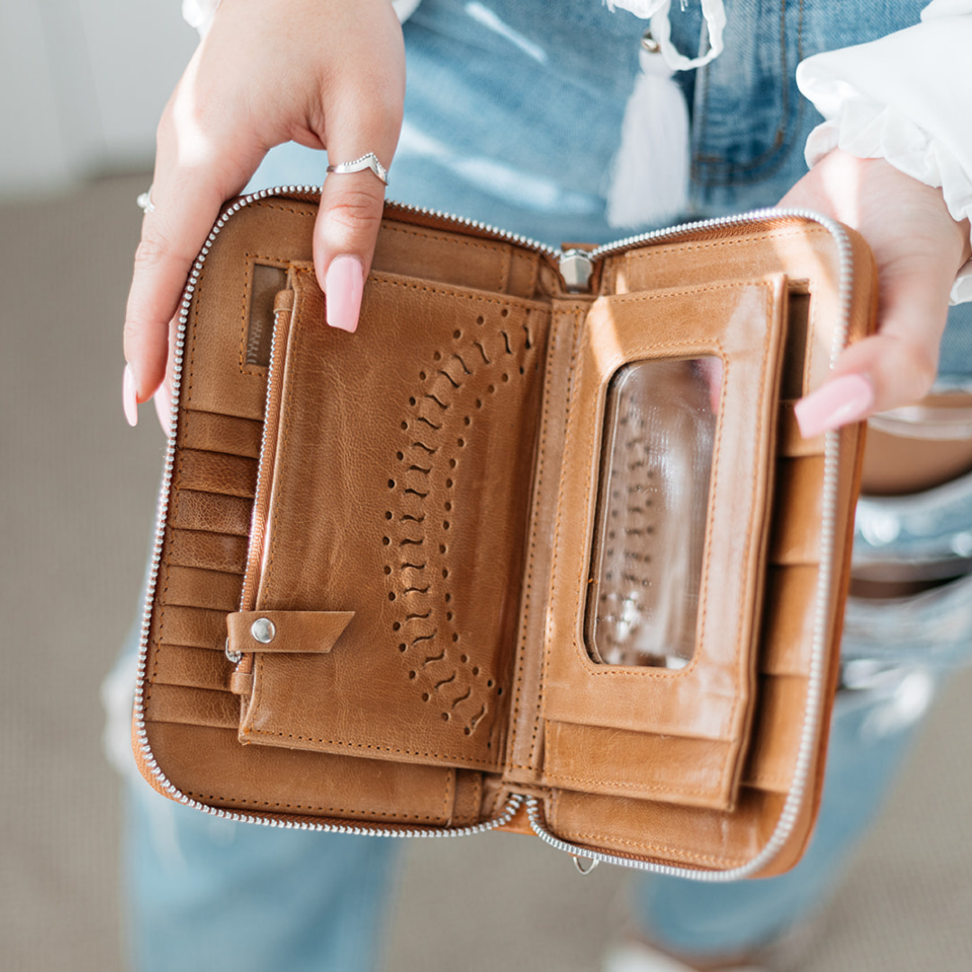 MYSZIPROUWALDISTAN   Mystique Zip Round Wallet - Distressed Tan