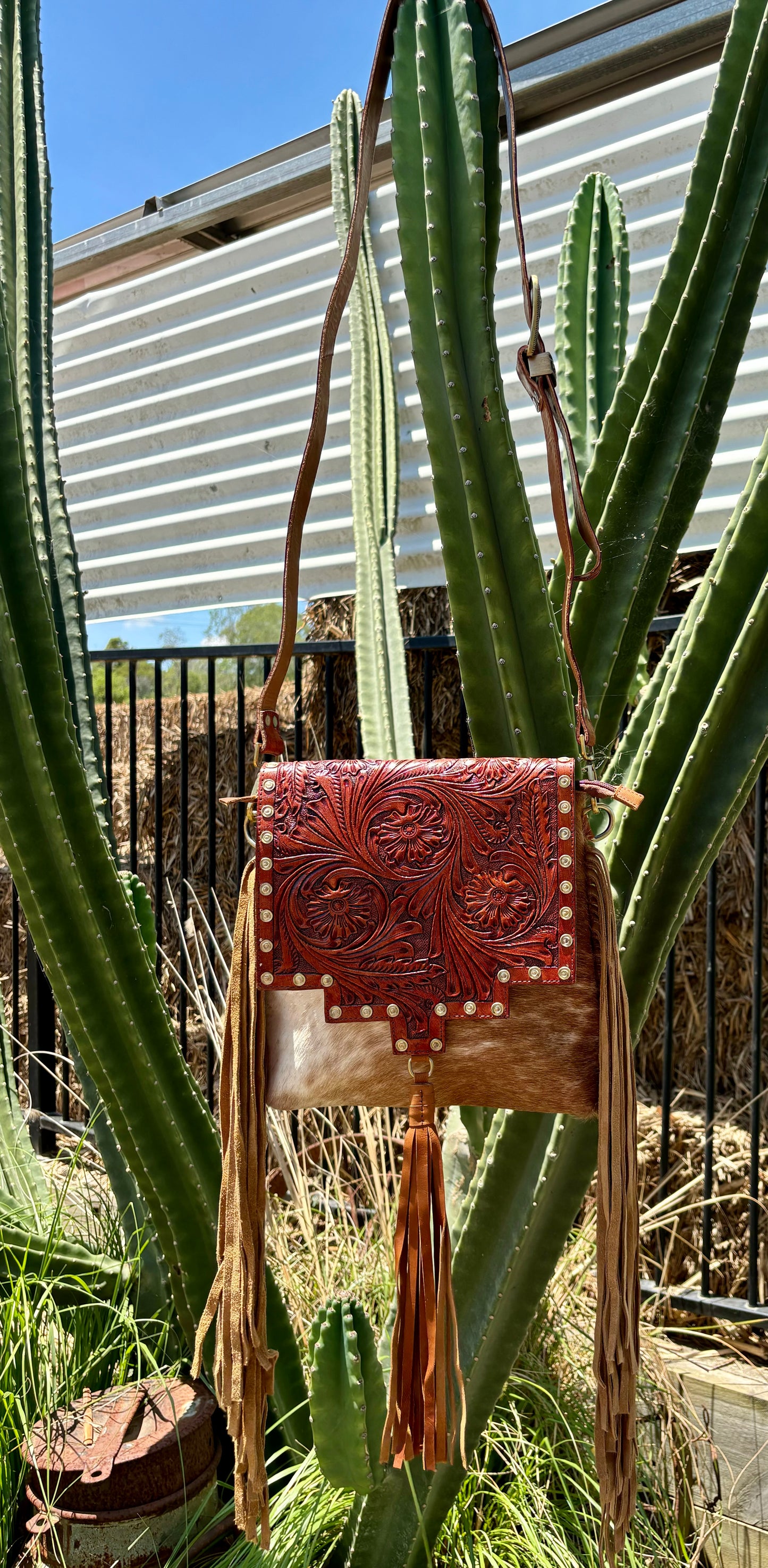 35318 Iger Tassel Hide Crossbody