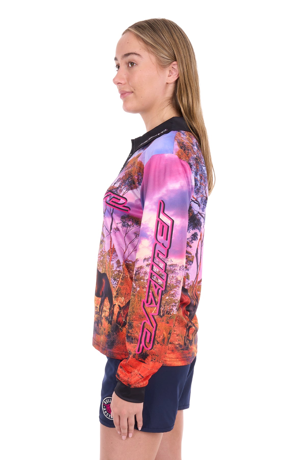 B6S2502598 Bullzye Women’s Grazing Horse Long Sleeve Tee