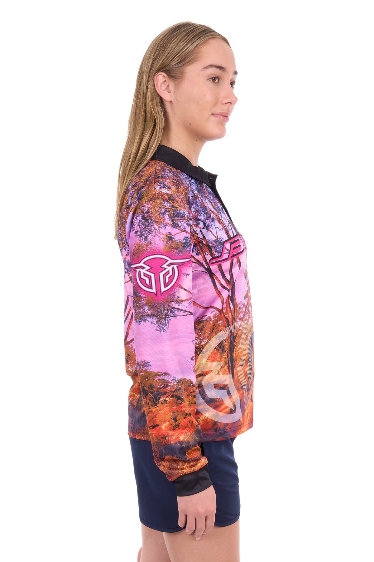 B6S2502598 Bullzye Women’s Grazing Horse Long Sleeve Tee
