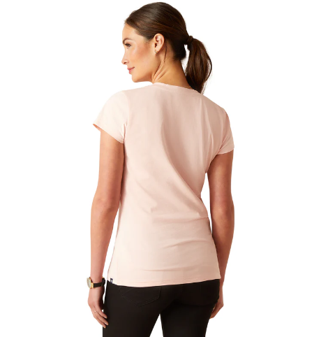 10048603 Ariat Women's Vertical Logo V Neck SS T-Shirt Blushing Rose