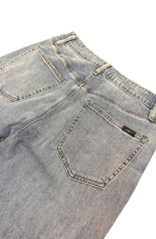 CC724     CC Western Signature Boomer Boyfriend Jean 36' Leg