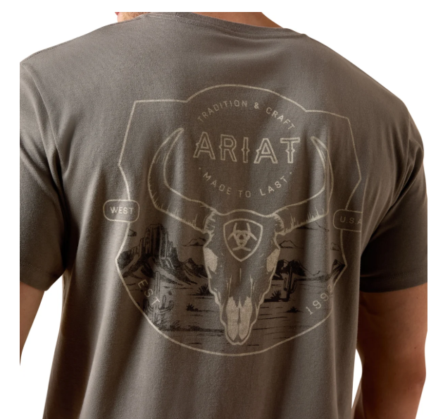 10073415 Ariat Men's Desert Badge Tradition SS Tee Smoked Pearl