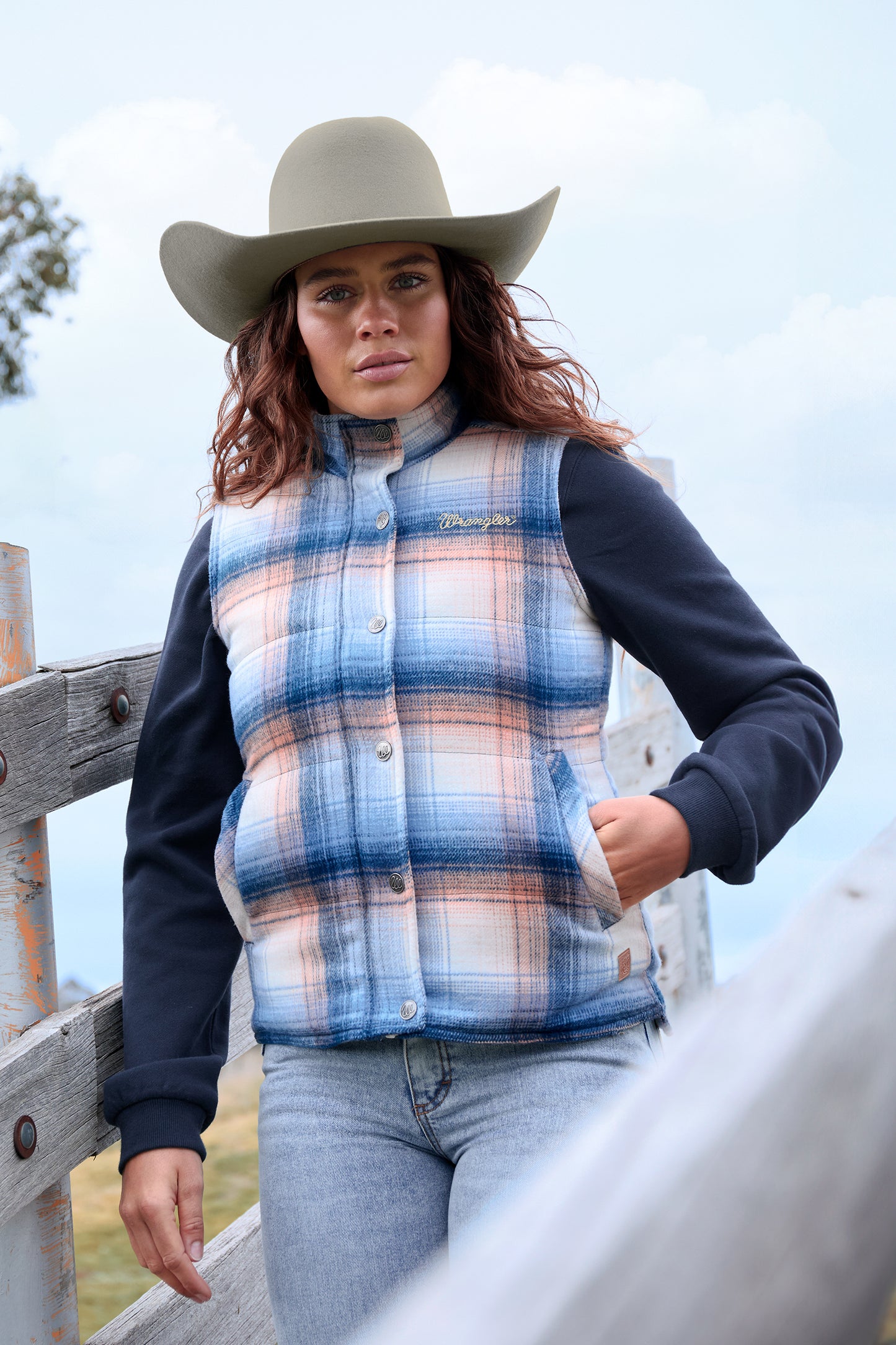 X6W2694566 Wrangler Women's Darla Vest Blue/Clay